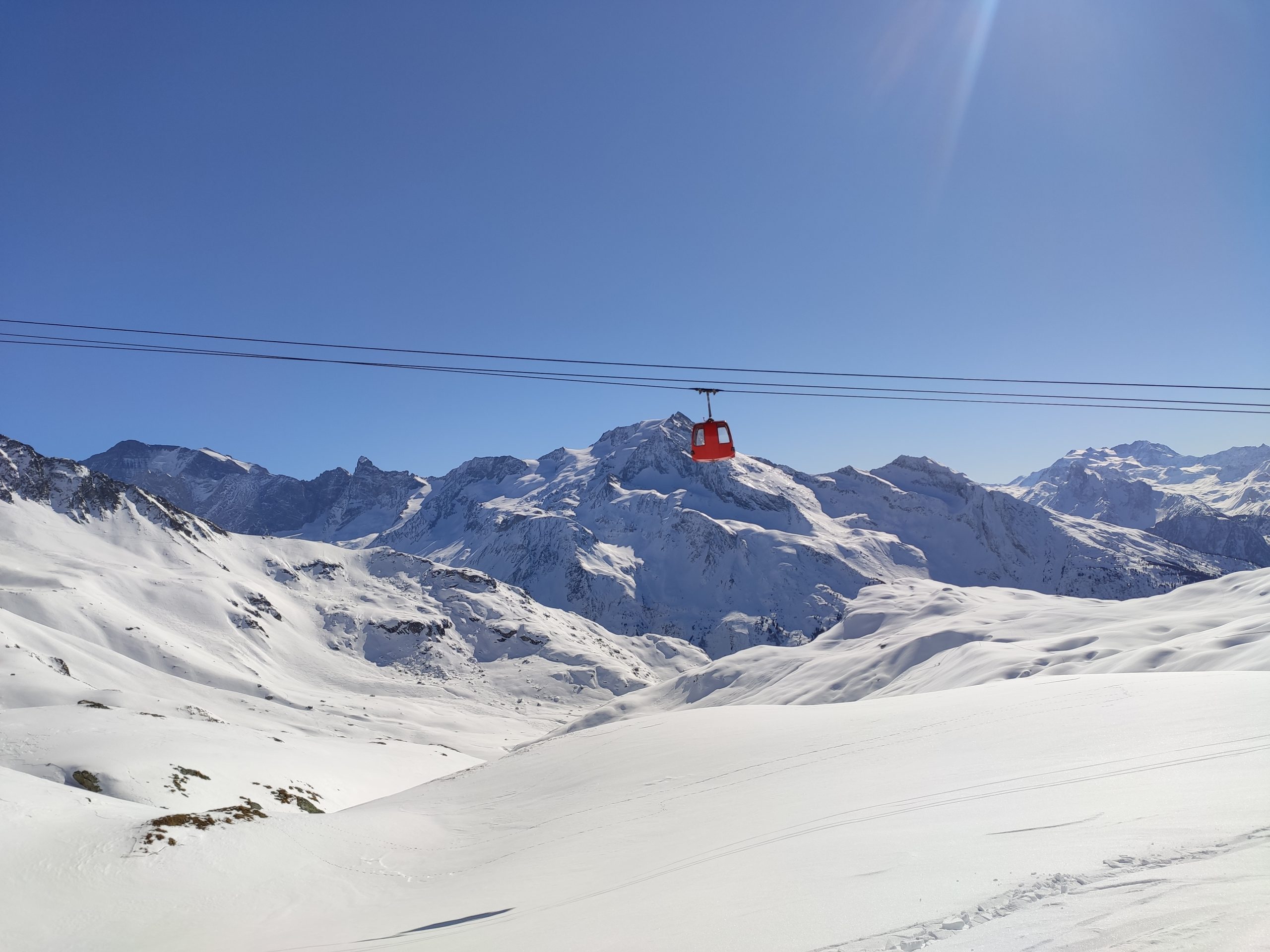 In February-March, enjoy a discounted ski stay in Champagny-en-Vanoise with the Residence Les Edelweiss !