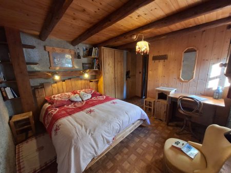 Chambre montagnarde en bois et pierre