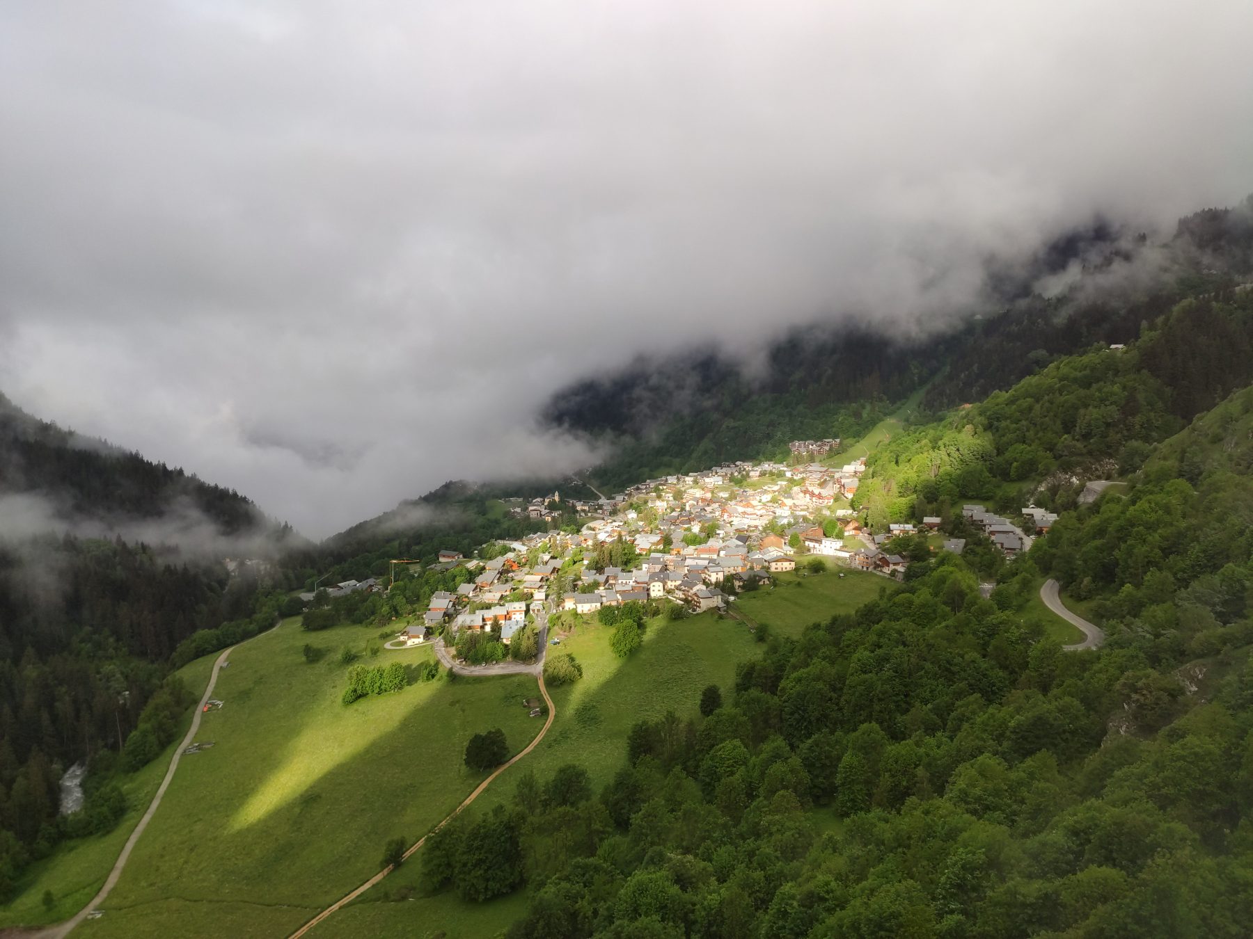 Vue de Champagny en Vanoise des Gorges. Vacances en été.