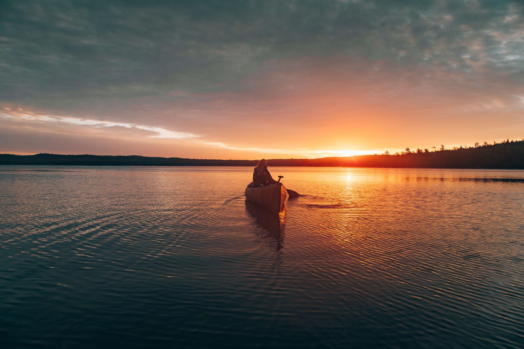 Lac de montagne au coucher de soleil