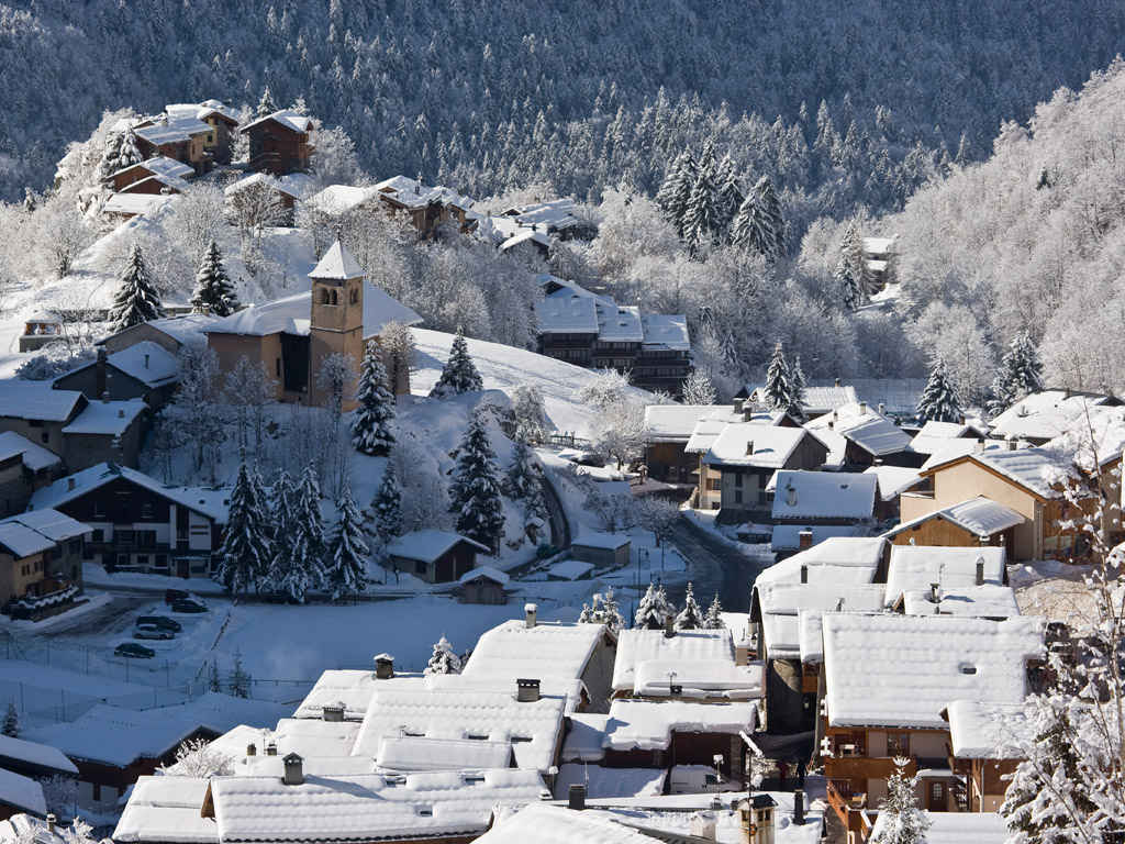 Village de Champagny en Vanoise sous un manteau de neige. Vancances sur la domaine de la Plagne.